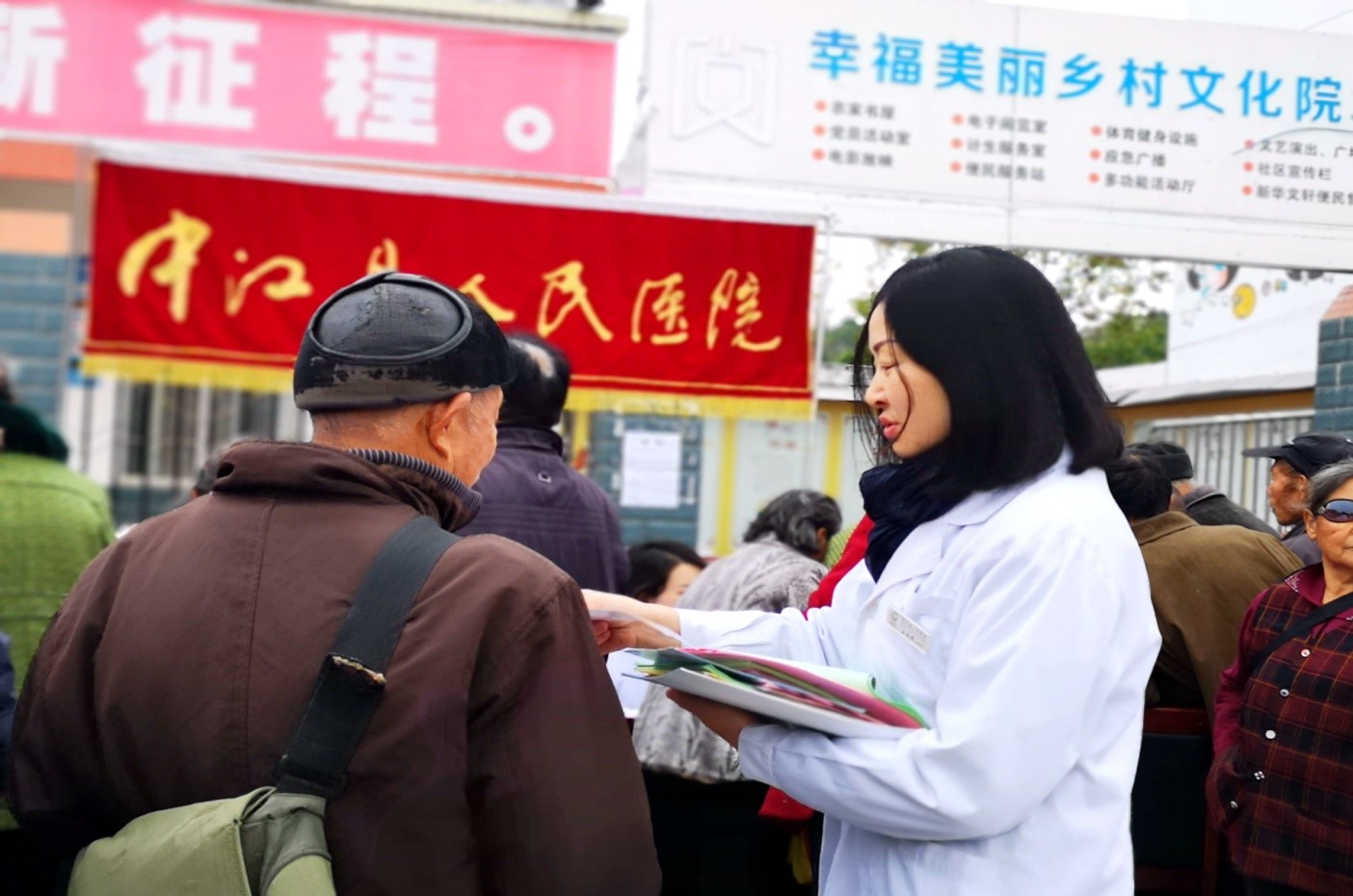 2018年11月7日，我院在回龙镇开展了送医下乡及建档立卡贫困户慢病鉴定活动3.jpg