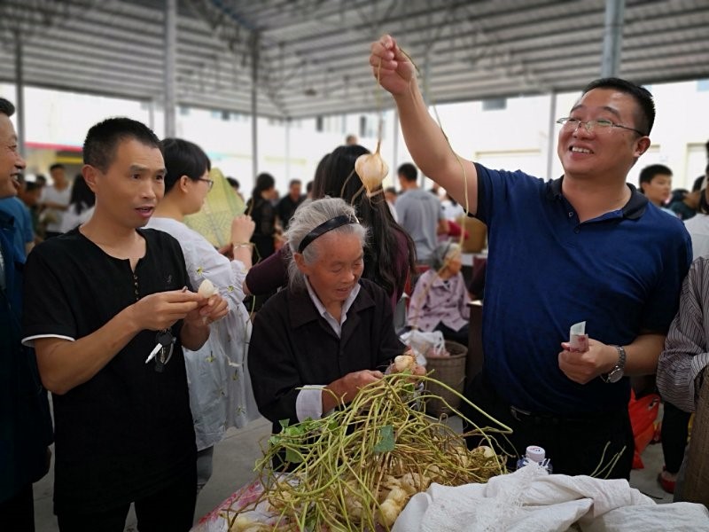 9月17日，我院帮扶干部积极参与回龙镇政府主办的“以购代扶”扶贫赶集活动1.jpg