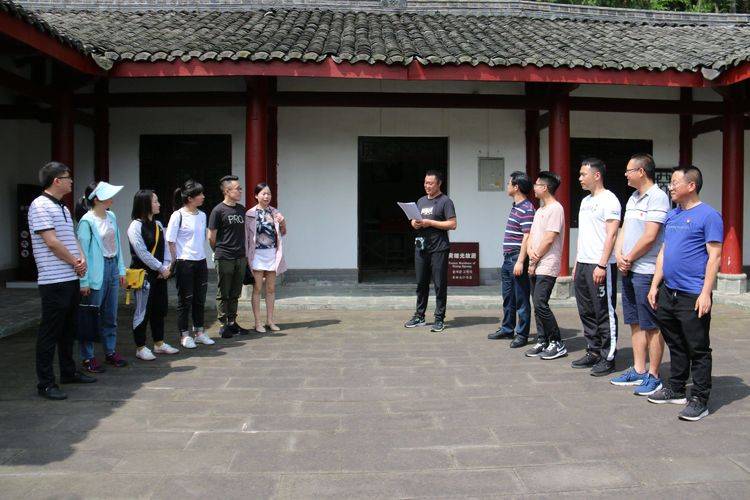 3.党员同志们在黄继光故里认真学习继光精神.jpg